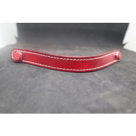 Piros bőrfogantyú.