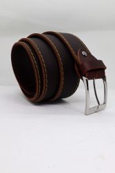 Héphaisztosz bivalybőr öv, sárga varrott széllel, barna, 4 cm széles. Egyszerűen elegáns.