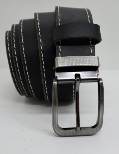 Fekete színű 4 cm- es bivalybőr beige varrással díszítve , nikkelfree csattal.