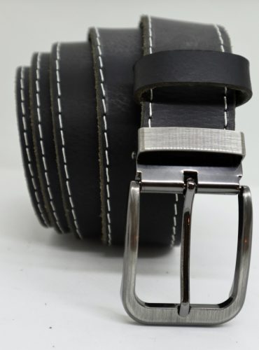 Fekete színű 4 cm- es bivalybőr beige varrással díszítve , nikkelfree csattal.