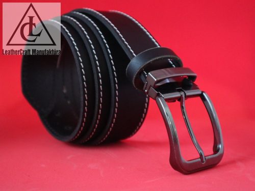 Fekete színű 4 cm- es bivalybőr beige varrással díszítve , nikkelfree csattal.