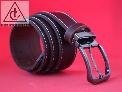 Fekete színű 4 cm- es bivalybőr beige varrással díszítve , nikkelfree csattal.